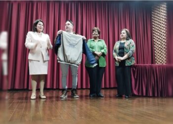 «Nando de la gente» recibe reconocimientos de la Universidad del Zulia