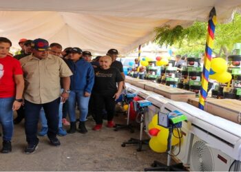 Gobierno Bolivariano entrega 1.200 equipos e insumos para fortalecer 50 bases de misiones en el Zulia