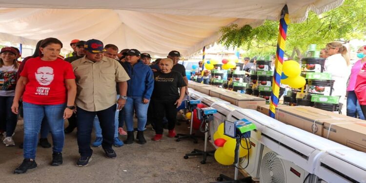 Gobierno Bolivariano entrega 1.200 equipos e insumos para fortalecer 50 bases de misiones en el Zulia
