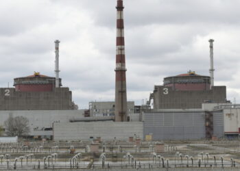 Ataque ucraniano provoca un incendio en la central nuclear de Zaporozhie