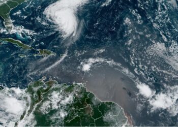 ¡Marejadas en las costas de EEUU! Ernesto tomó fuerza y volvió al grado de huracán