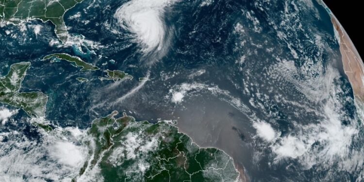 ¡Marejadas en las costas de EEUU! Ernesto tomó fuerza y volvió al grado de huracán