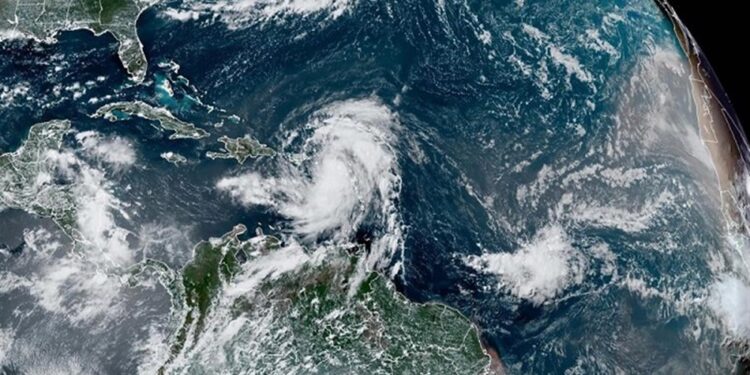 En alerta autoridades ante el paso del huracán Ernesto al norte de Puerto Rico