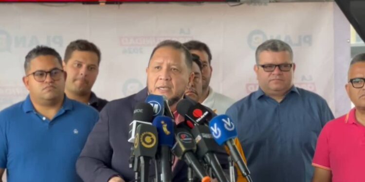 Brito a la comunidad internacional: Si quieren venir a ayudar, bienvenidos, pero si lo que quieren es desatar una feroz campaña, váyanse bien largo al carajo