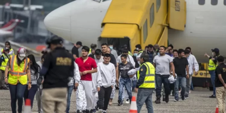 EEUU deportó a 92.000 migrantes tras orden que endureció el asilo