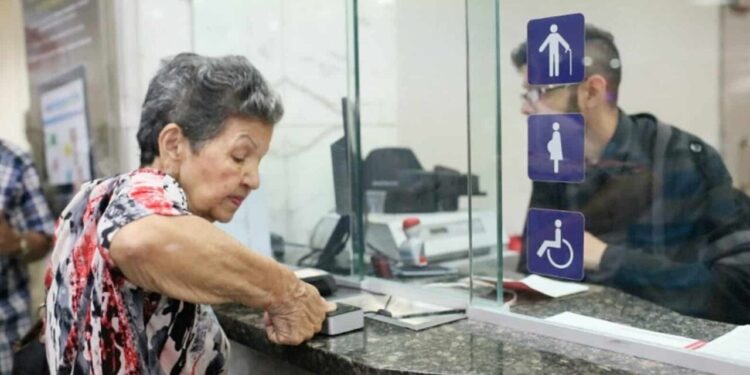 AHORA: Bancos comienzan a cancelar la pensión IVSS (+LISTA)