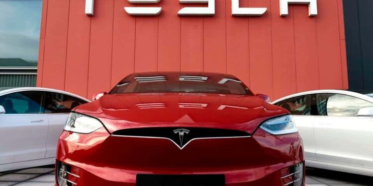 Tesla asume su fracaso y prepara su retirada de las carreteras