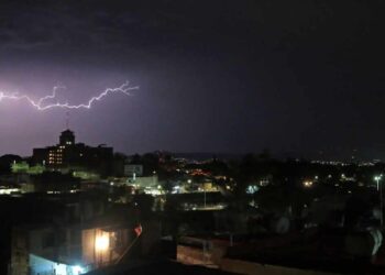 ¡TOME PRECAUCIONES! Lluvia con tormenta eléctrica cae sobre Maracaibo