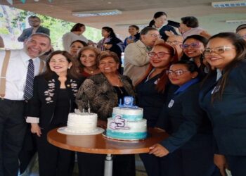 Facultad de Humanidades y Educación otorgó reconocimientos y condecoraciones en el marco de su 65º aniversario
