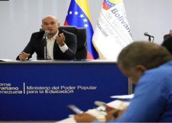 Ministerio de Educación dota con pupitres y sillas a planteles educativos