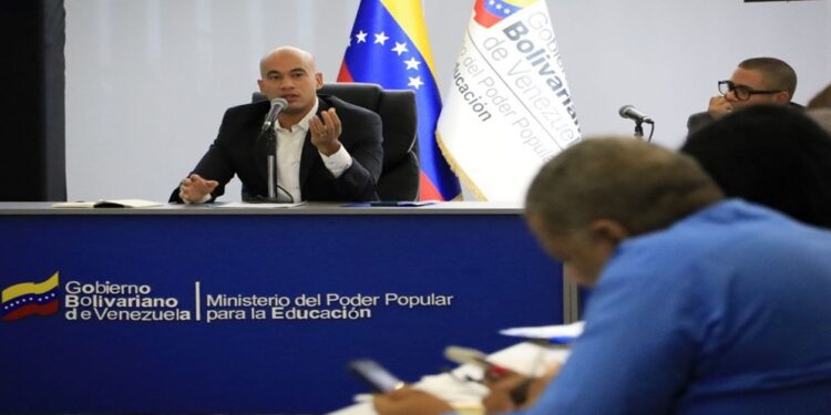 Ministerio de Educación dota con pupitres y sillas a planteles educativos