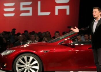 ¡En el ensayo final! Elon Musk levanta el telón de un coche sin chofer || El futuro de Tesla