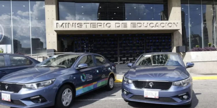 Ministerio de Educación entrega vehículos  (+DETALLES)
