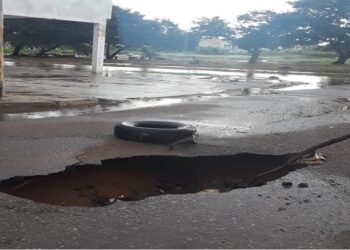 Mega hueco deja incomunicado sector 9 en San Jacinto en Maracaibo