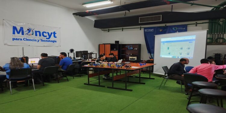Docentes de instituciones educativas del Zulia se forman en materia de robótica educativa