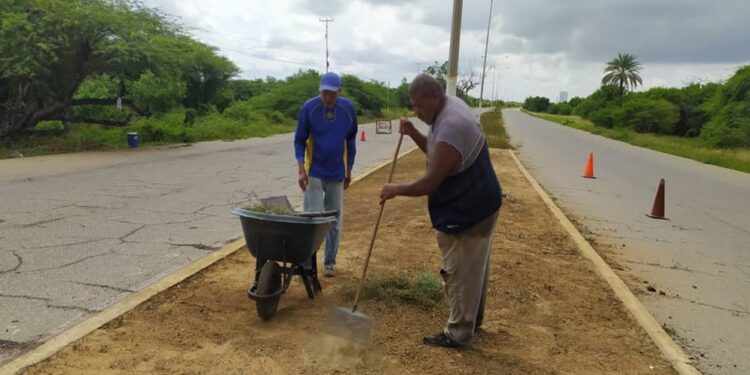 Alcaldía de Santa Rita activa cuadrilla de limpieza en la parroquia El Mene