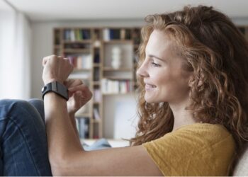 Lanzan advertencia sobre potenciales riesgos de cáncer asociados al uso de relojes inteligentes