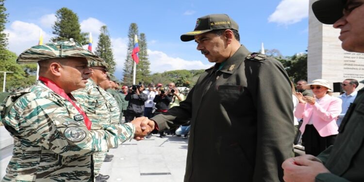 ¡Condecoran a oficiales! Presidente Nicolás Maduro encabeza acto de salutación de fin de año a la FANB