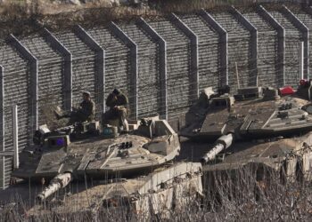 Tanques israelíes avanzan hacia Quneitra próxima a Damasco