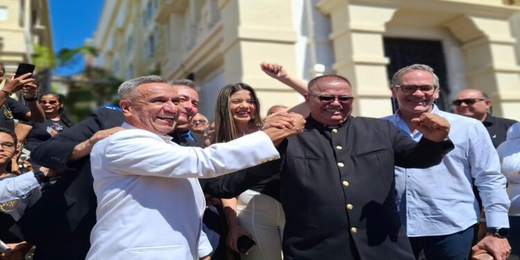 Wolfang y el «Papi» están en el Paseo de las Estrellas del Teatro Baralt