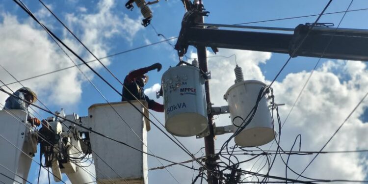 Corpoelec instala transformadores en cuatro municipios del estado Zulia