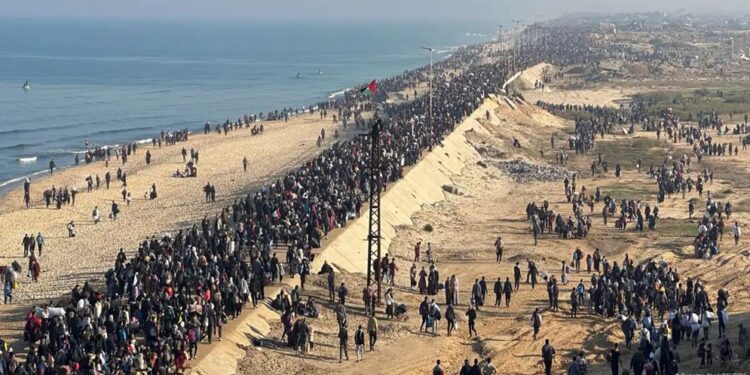¡Tras acuerdo! Palestinos retornan al norte de Gaza