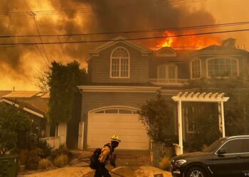 Voraz incendio arrasa con Los Ángeles en EEUU