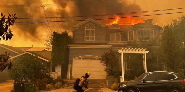 Voraz incendio arrasa con Los Ángeles en EEUU