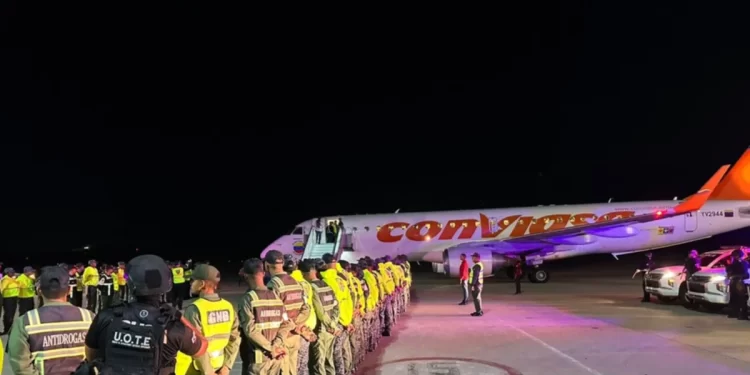 Así llegan a Maiquetía los primeros venezolanos repatriados de Estados Unidos: la instrucción es la atención inmediata