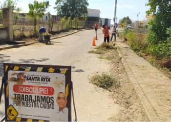 Alcaldía del municipio Santa Rita despliega Plan de Limpieza en aceras y brocales en el sector El Mene
