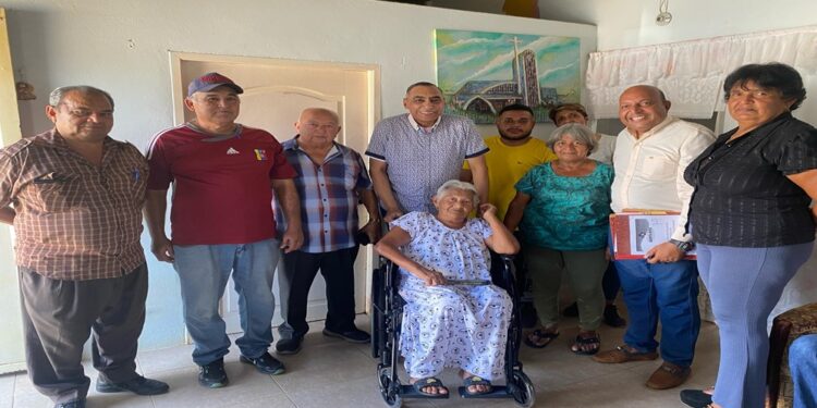 Alcalde Alenis Guerrero entrega cinco equipos ortopédicos como parte del Programa de Salud Dr. Manuel Morales