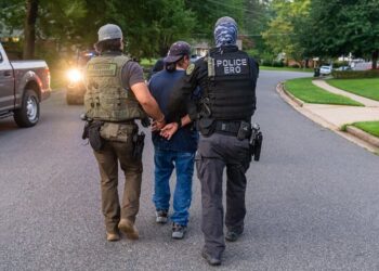 Mil dólares por señalar a migrantes: En EEUU proponen cazarrecompensas en campaña de deportaciones masivas de Trump