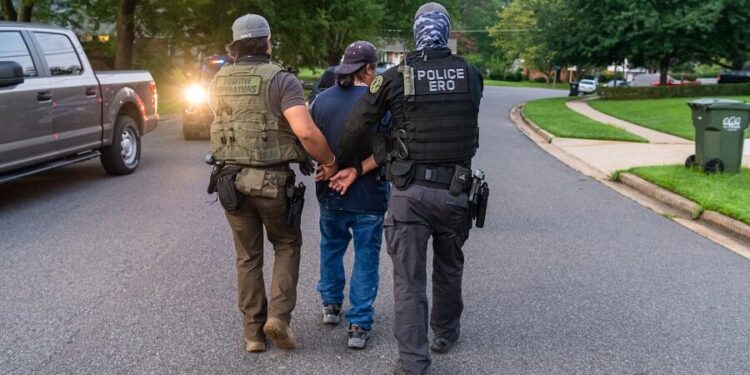 Mil dólares por señalar a migrantes: En EEUU proponen cazarrecompensas en campaña de deportaciones masivas de Trump