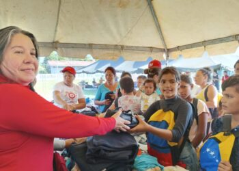 Gobierno Bolivariano dota a estudiantes de Machiques de Perijá con combos escolares