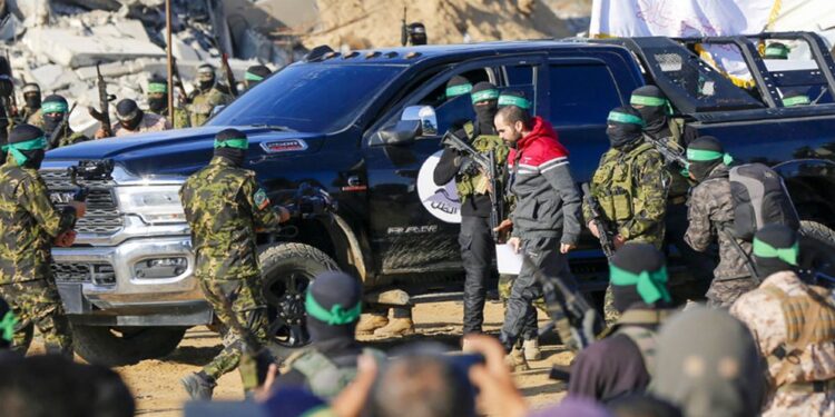 ¡En el marco de la tregua! Hamás libera tres rehenes israelíes