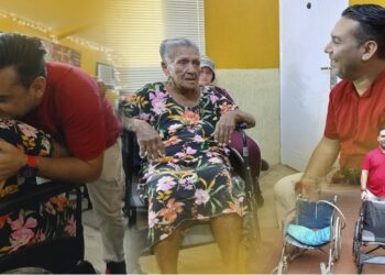 Jhon Bracho realiza entrega de silla de ruedas en la parroquia El Carmelo