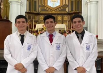 ¡Con todos los honores! Trillizos egresan de la ULA como médicos cirujanos (+Videos)
