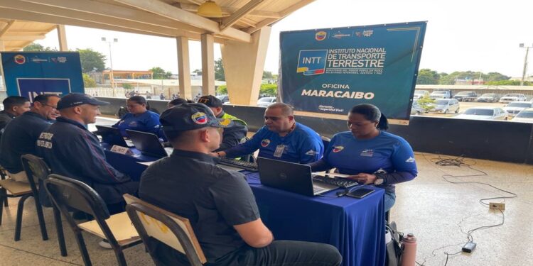 Estudiantes de la UNES se beneficiaron con jornada integral de trámites vehiculares del INTT en Maracaibo