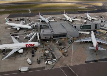¡Más de 1.350 vuelos están afectados! Aeropuerto Heathrow cierra por incendio y apagón en Londres