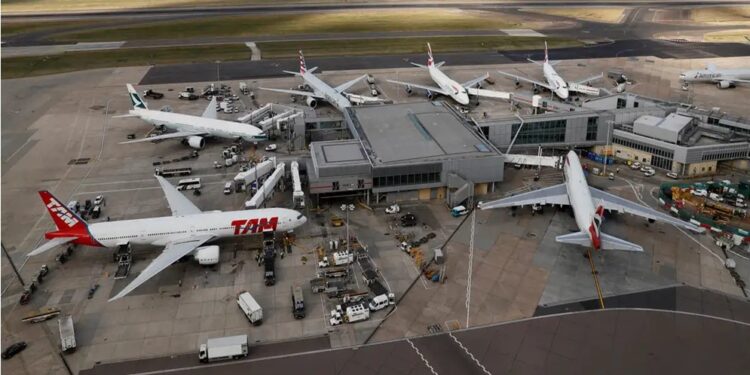 ¡Más de 1.350 vuelos están afectados! Aeropuerto Heathrow cierra por incendio y apagón en Londres