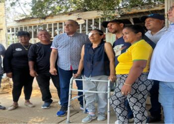 Alcalde Alenis Guerrero continúa entregando equipos ortopédicos en sectores del municipio