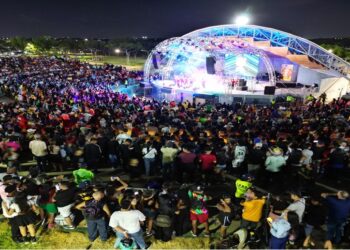 Llenazo total en la Concha acústica del Parque Ana María Campos en el cierre del Carnaval Monumental