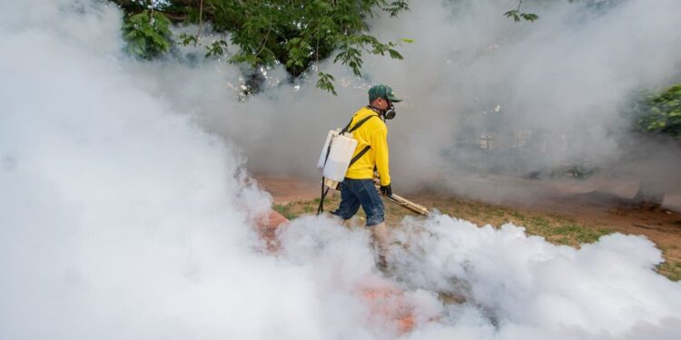 Plan de fumigación se despliega en centros educativos y casas de abrigo de Maracaibo