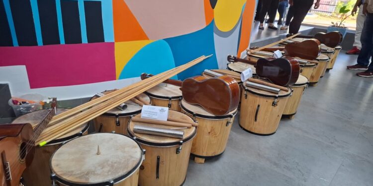 La Fundación Gaiteros de Corazón donó instrumentos musicales