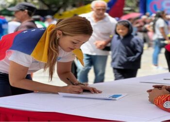Con poesía y recolección de firmas la Juventud venezolana exige la liberación de secuestrados en El Salvador