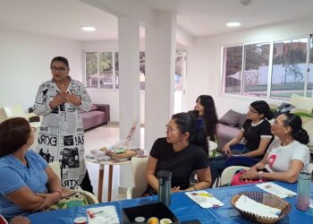 Mamitas y pacientes oncológicas crearon pulseras Super POU