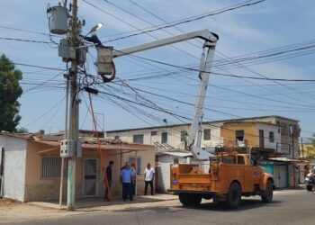 Afianzan atención a comunidades zulianas con instalación de transformadores