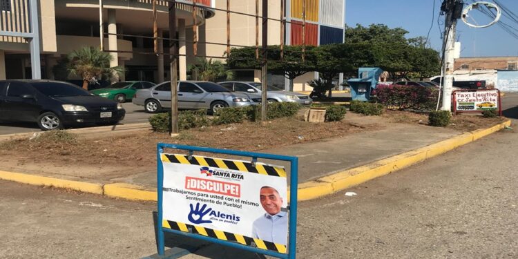 Alcaldía del municipio Santa Rita despliega operativo de limpieza en el Centro Comercial Don Diego Cardozo