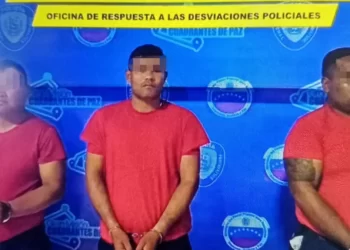 Momento cuando detienen a tres PNB: se apropiaron de $1.435 en una requisa