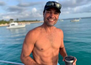 Chayanne causa furor en las redes al visitar la playa (+Video)